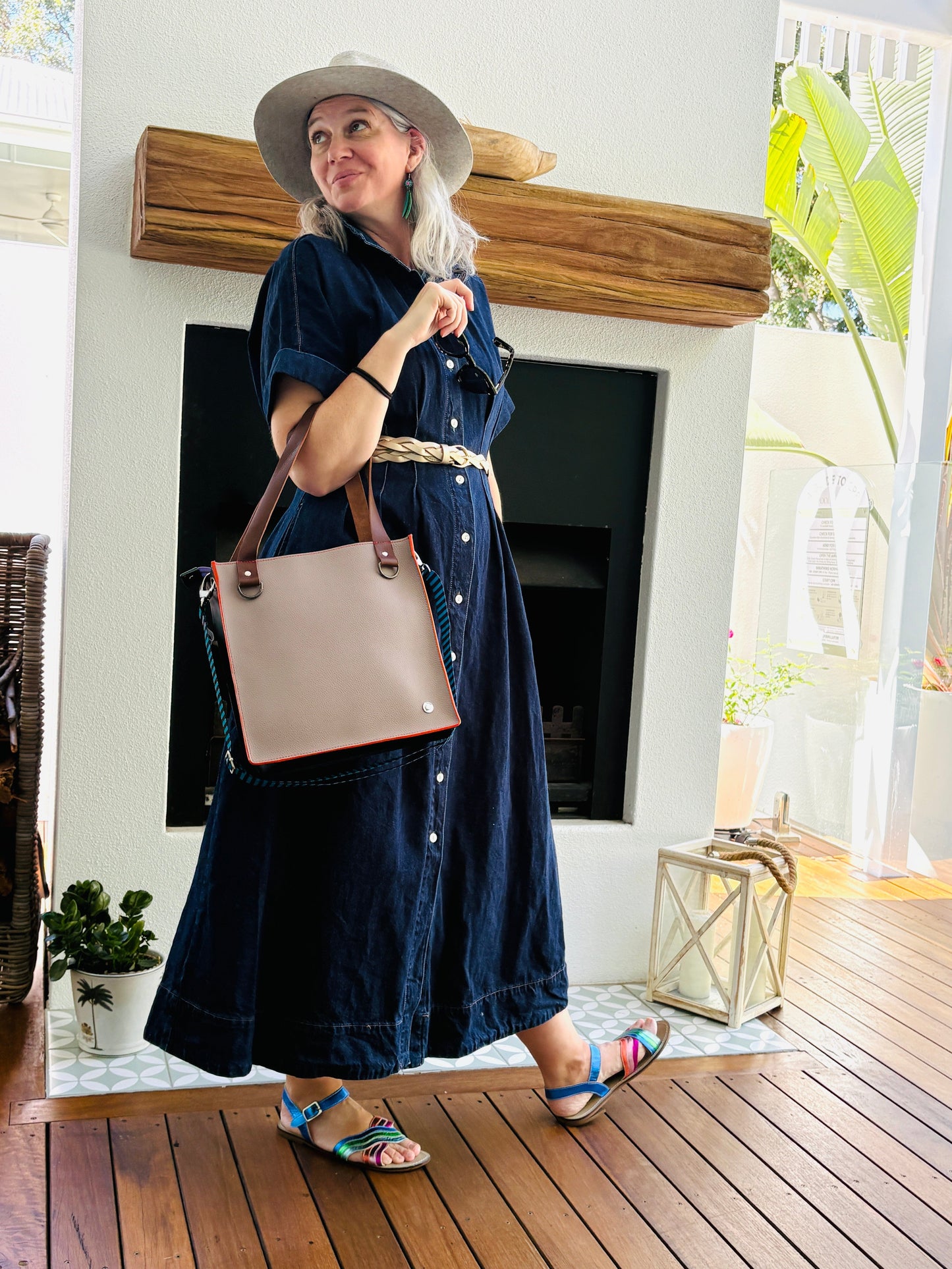 The Everyday Zipper Leather Tote - Taupe/Blue