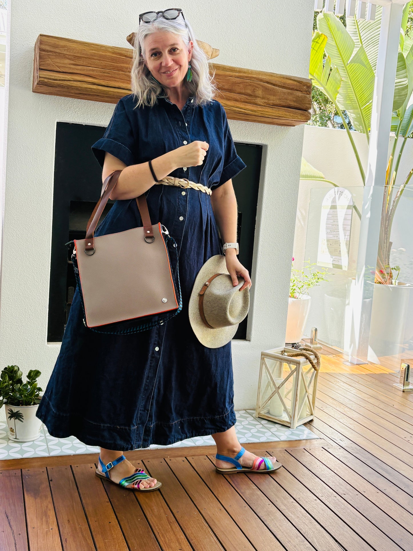 The Everyday Zipper Leather Tote - Taupe/Blue