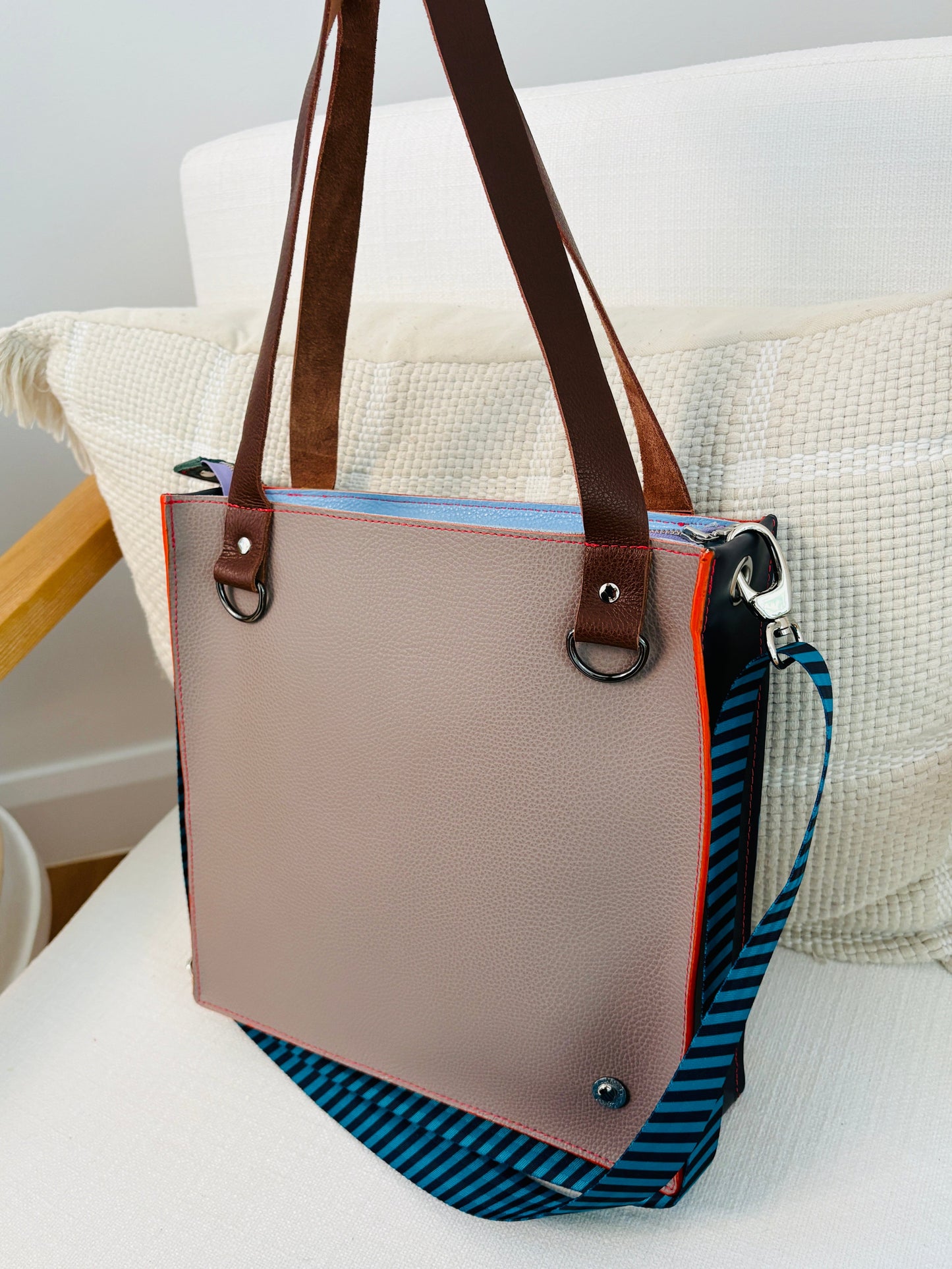 The Everyday Zipper Leather Tote - Taupe/Blue