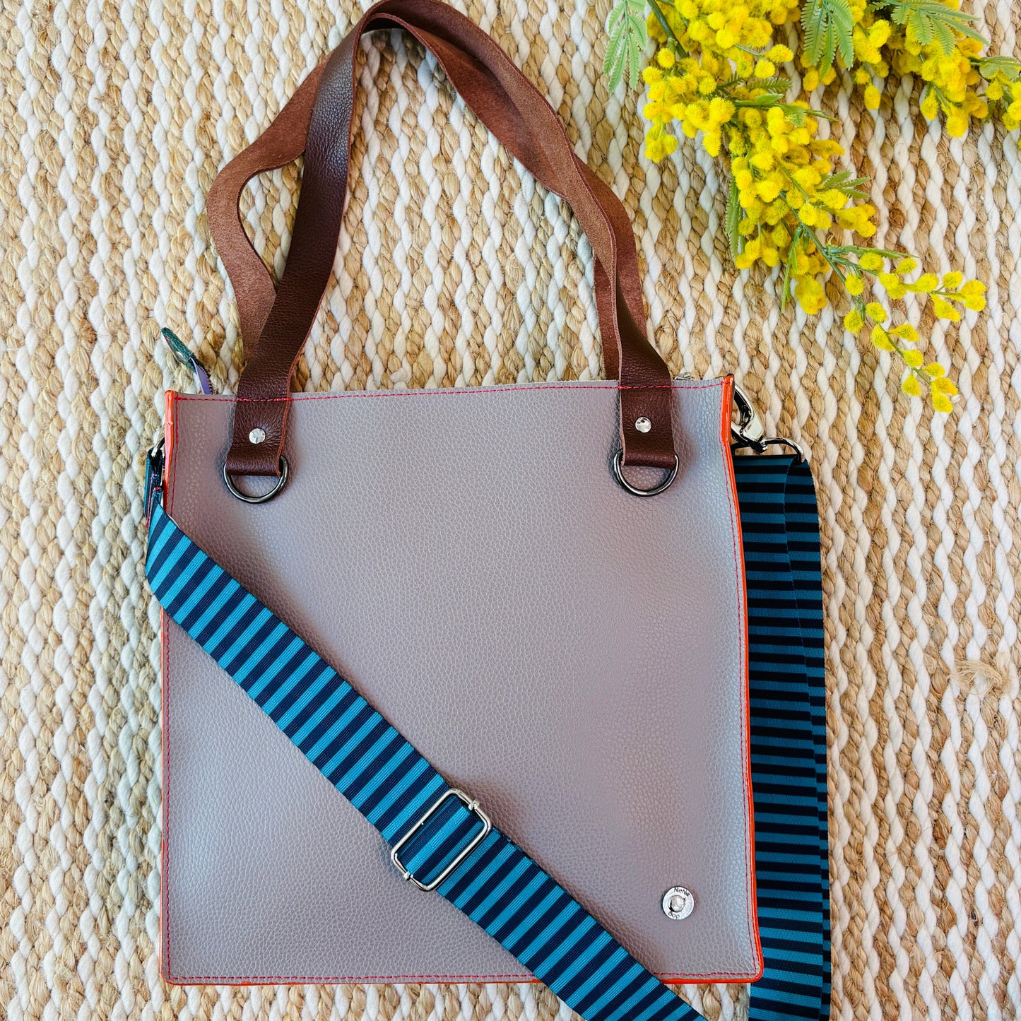 The Everyday Zipper Leather Tote - Taupe/Blue